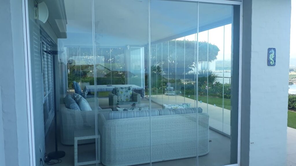 Frameless stacking folding doors